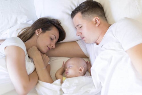 bebeklerin anne ve babalarının yanında uyuması