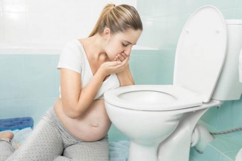 midesi bulanan hamile kadın