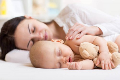 bebekler en iyi annelerinin yanında uyur