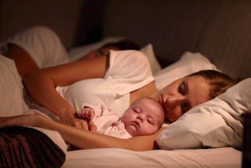 bebekler en iyi annelerinin yanında uyur