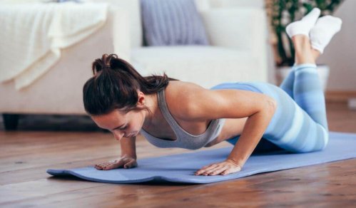 diyet yapmadan kilo vermek için yoga yapan bir kadın