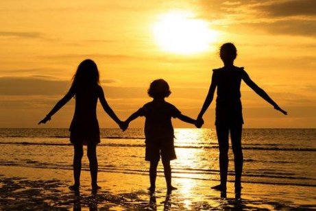 aile sahile gelmiş