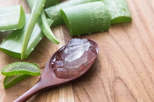 bir kaşık aloe vera jeli