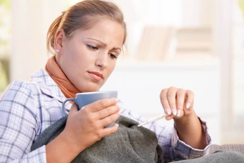 ateşini ölçen kadın ateşi kontrol etmek