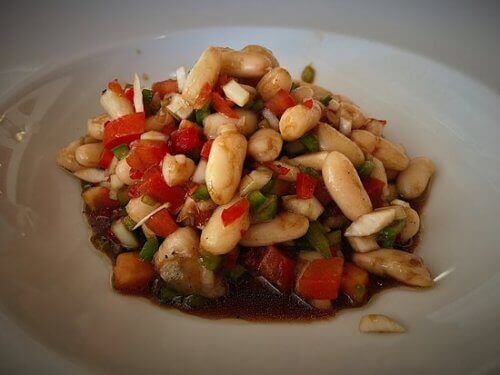 beyaz tabak fasulyeli salata