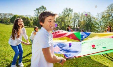 çocuklar oyun oynuyor