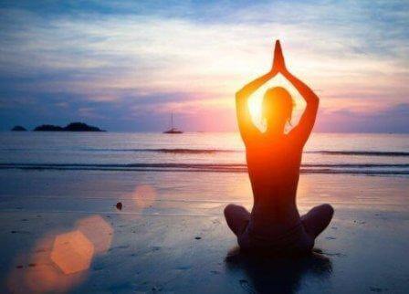 deniz kenarında yoga