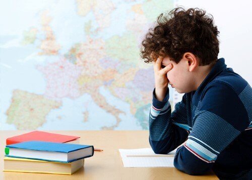 ders notları kötü olan çocuk