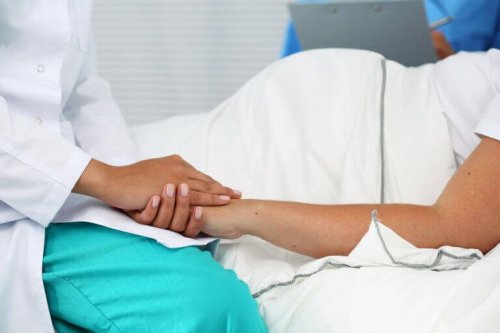 doktor hastasının elini tutuyor ve sezaryen doğum