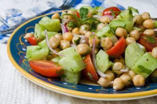 Dört Lezzetli Nohutlu Salata Tarifi