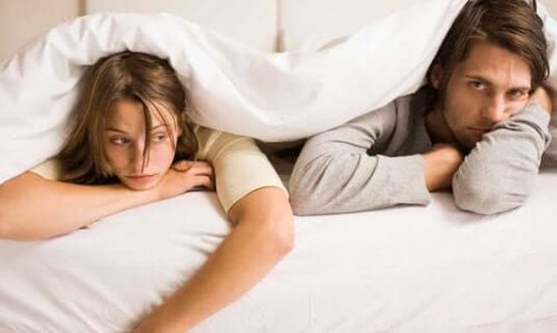 yatakta mutsuz çift