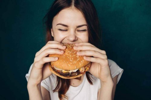hamburger yiyen kadın