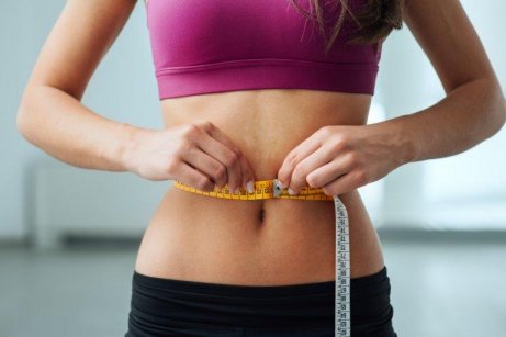 kadın kilosunu ölçüyor