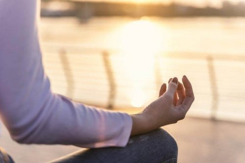 kadın yoga yapıyor