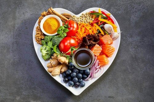 kalp şeklinde tabak sağlıklı yiyecekler