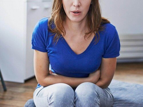 karnını tutan kadın