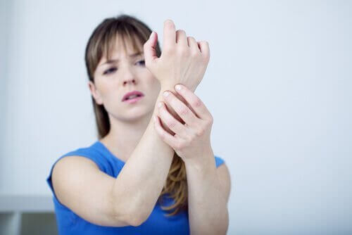 bileği ağrıyan kadın