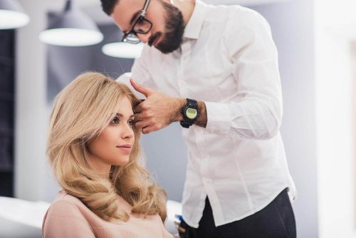 kuaför sarışın kadın güzellik salonuna gitmenin faydaları