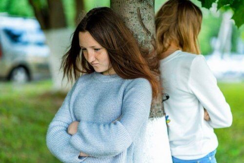 küs ergen kızlar ağaç kavgalar