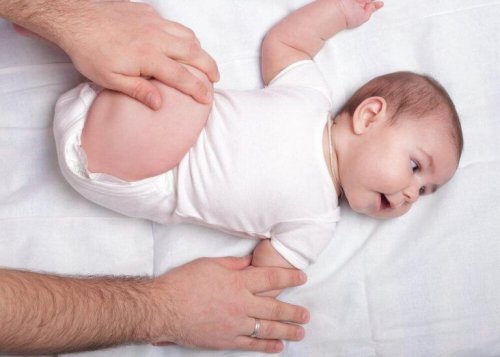 esneme hareketi yaptırılan bebek