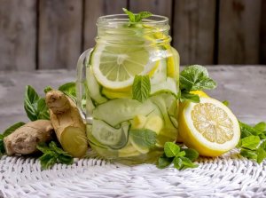 Zencefilli ve Elmalı Detoks Limonatası Nasıl Yapılır?