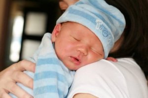Bebeklerde Sarılık: Semptomları ve Tedavisi