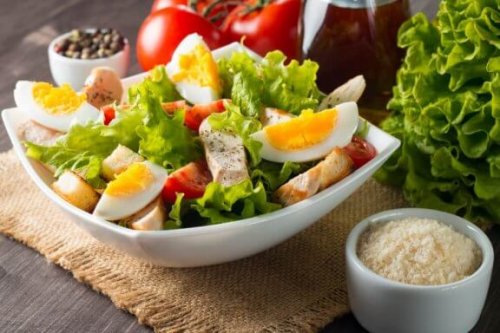 Çok Seveceğiniz Üç Yumurtalı Salata Tarifi