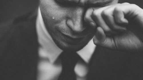 ağlarken kendini tutamayan erkek