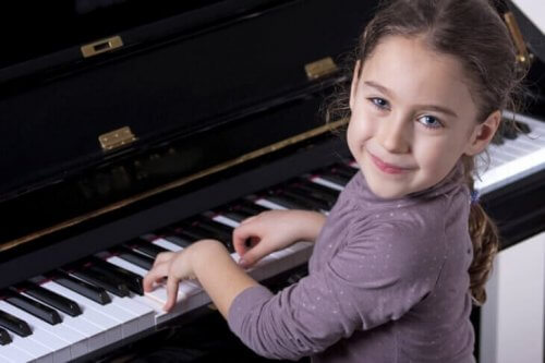 piyano çalan kız çocuğu