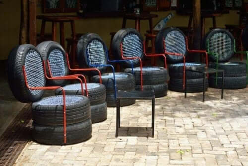 araba lastiklerinden yapılmış sandalyeler