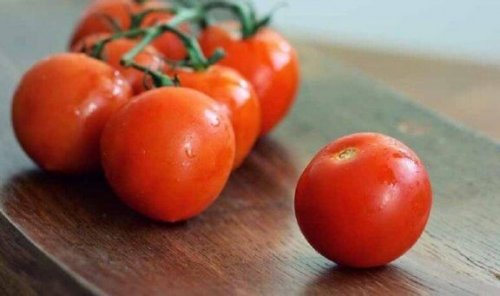 bir salkım domates