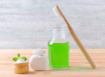 diş fırçası ve yeşil renkli gargara