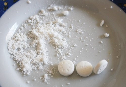 deodorant lekelerinden kurtulmak için ezilmiş aspirin