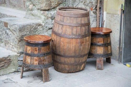 fıçılardan yapılmış sandalyeler ve masa