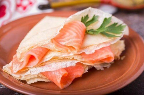 Füme somonlu ve maydanozlu blini