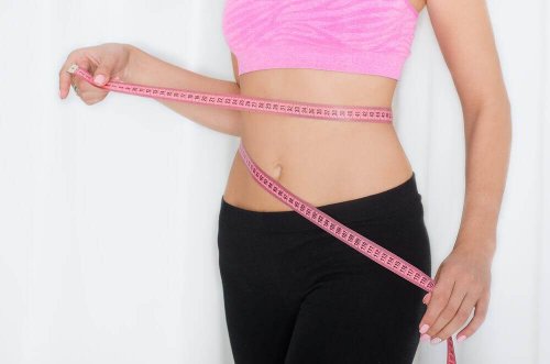 kilosunu kontrol eden kadın