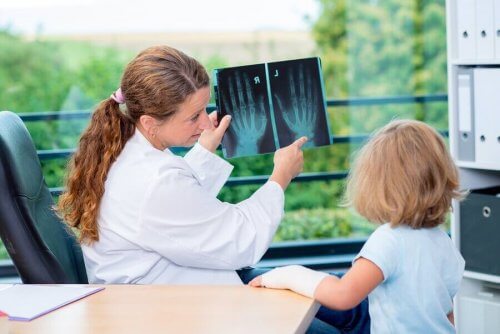 röntgene bakan çocuk