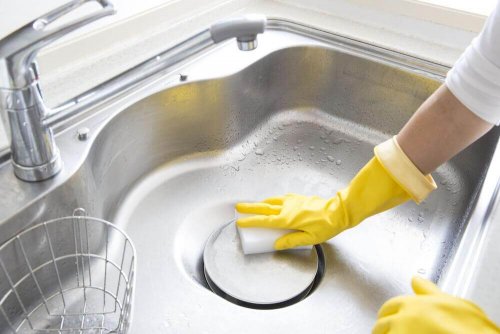 lavabo temizleyen kadın sünger eldiven