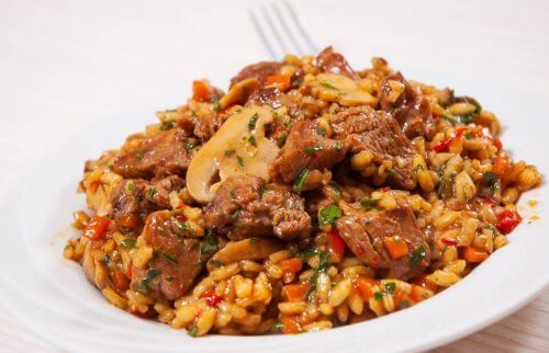 çin usulü tatlı ve ekşili tavuk ve pilav