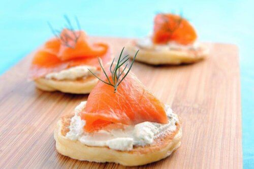 Tartar soslu füme somonlu bliniler