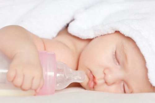 Emzik ve Biberon Kullanmak Bebek İçin Zararlı Mı?