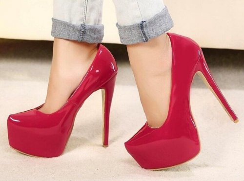 kırmızı rugan yüksek topuklu ayakkabı