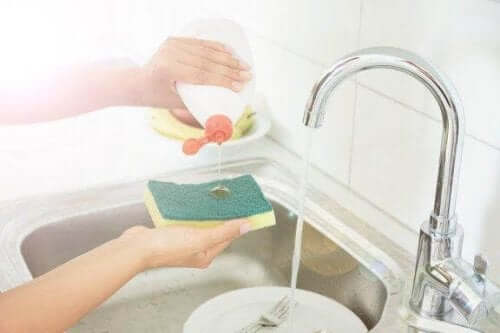 Mutfak Süngerlerini Temizlemek İçin Beş Yöntem
