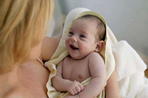 yeni doğan bebeklerde saç bakımı