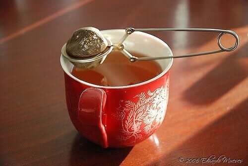 çay süzgeç kırmızı kupa
