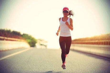 yolda koşan kadın egzersiz yapıyor ve stresi yönetmek