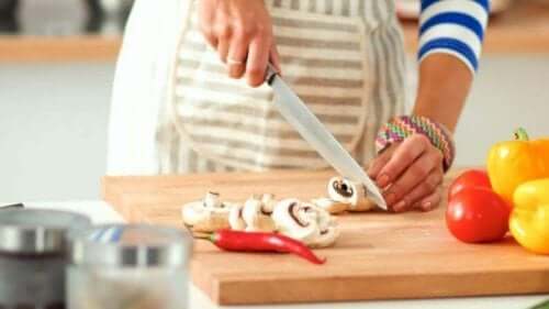 mantarları kesip yemek için hazırlamak