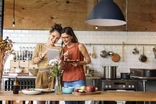 mutfakta yemek yapan kadınlar peynir soslu tavuk