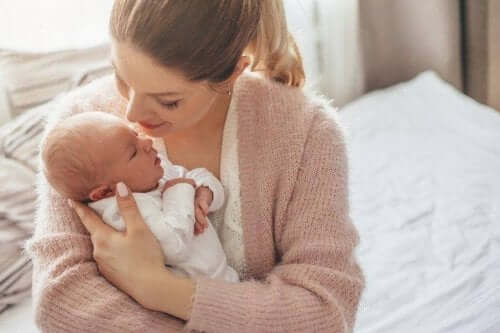 ninni söyleyen anne küçük bebek
