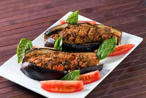 Sebzeli ve Salata Soslu Patlıcan Dolması